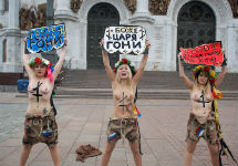 Акция Femen у храма Христа Спасителя. Фото Антон Белицкий/Ridus.ru