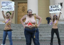 Акция Femen у КГБ Белоруссии. Фото Bymedia.net