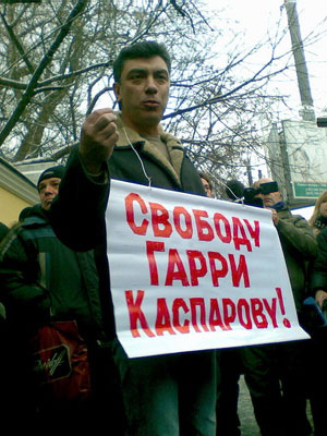Борис Немцов на пикете у ГУВД. Фото: ej.ru