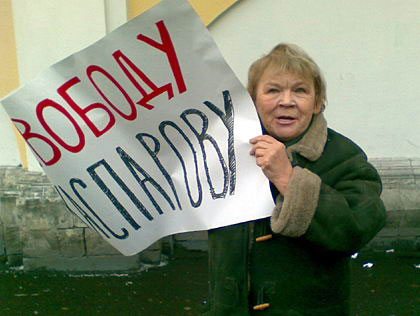 Мариэтта Чудакова на пикете у ГУВД. Фото: ej.ru