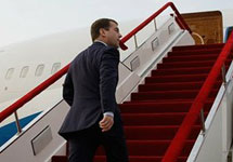 Дмитрий Медведев на трапе самолета. Фото: da-medvedev.ru