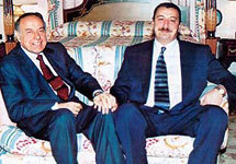 Гейдар Алиев и его сын Ильхам. Фото с сайта  www.novayagazeta.ru