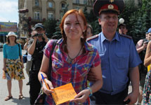 Юлия Архипова с лозунгом "Призываю к массовым порядкам". Фото Ники Максимюк/Грани.Ру