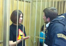 Надежда Толоконникова и Петр Верзилов в зале суда. Фото из твиттера Анастасии Каримовой