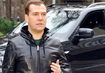 Дмитрий Медведев и автомобиль. Кадр из видеоблога премьер-министра