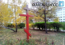 Раскрашенный крест в Омском университете. Фото: omskpress.ru