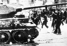 Берлин, 17 июня 1953 г. Советские танки против немецких рабочих.  Фотоархив МЕМОРИАЛА. http://www.hro.org/editions/karta/nr2/fot