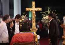 Родственники у гроба Уго Чавеса. Фото: AP Photo/Miraflores Presidential Press Offic