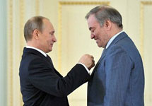 Путин награждает Гергиева. Фото: kremlin.ru