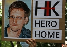 Плакат против экстрадиции Эдварда Сноудена. Фото: scmp.com