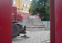 Демонтаж памятника мыслителям-коммунистам в Александровском саду. Фото: yopolis.ru