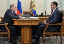 Владимир Путин и Юнус-Бек Евкуров. Фото пресс-службы Кремля