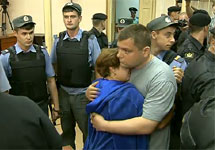 Петр Офицеров прощается с женой в зале суда. Кадр трансляции РАПСИ