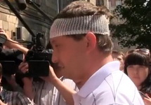 Роман Худяков после избиения. Кадр LifeNews