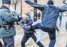 Нападение Дениса Зайцева на Павла Лебедева. Фото: moe-online.ru