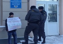 Задержание Ярослава Евтушенко в Архангельске. Фото: gayrussia.eu