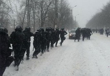 Спецназовцы "Тигра" в Василькове покидают заблокированные автобусы. Фото: @Batkivshchyna