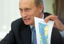 Владимир Путин с картой. Фото AP