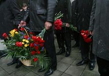 Чиновники с цветами. Фото Д.Борко/Грани.Ру