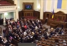 Депутаты Рады приветствуют запрещение насилия. Кадр Павла Шеремета