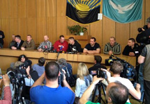 Пресс-конференция захваченных боевиками инспекторов ОБСЕ. Фото @anndoritboy