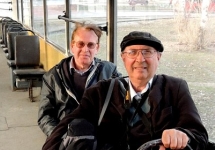 Джон Скрэггс (справа) в самарском трамвае. Фото:  Wessex news/John Scraggs