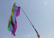 Порванный радужный флаг. Кадр Питер-ТВ