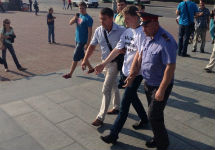 Задержание пикетчика в Екатеринбурге. Фото из твиттера Сергея Анохина (@tankist71)