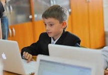 Школьник за компьютером. Фото: минобрнауки.рф