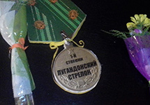 Медаль для Михаила Пореченкова. Фото: Грани.Ру