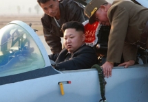 Ким Чен Ын в кабине истребителя. Фото: ЦТАК