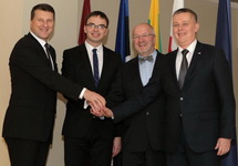 Слева направо: министры обороны Раймондс Вейонис (Латвия), Свен Миксер (Эстония), Юозас Олякас (Литва) и Томаш Семоняк (Польша) на встрече в Риге. Фото: Минобороны Латвии