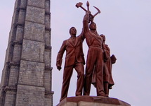 Монумент идеологии чучхэ в Пхеньяне. Фото: Википедия