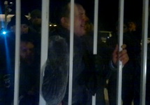 Задержание Валерия Лейкина на дороге "Сургутнефтегаза". Скриншот видео с bloknot-yakutsk.ru