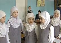 Школьницы в хиджабах. Кадр НТВ