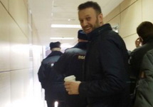 Алексей Навальный под конвоем, 19.02.2015. Фото: @about_friday
