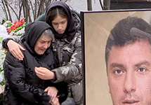 Мать и дочь Немцова на могиле. Фото: А.Агеева/Грани.Ру
