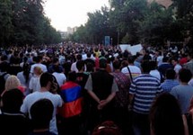 Демонстранты на проспекте Баграмяна. Фото: newsarmenia.ru