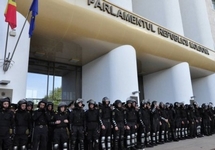 Полицейское оцепление у парламента Молдавии, 04.10.2015. Фото: newsmaker.md