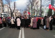 Пенсионеры, перекрывшие Красную улицу в Краснодаре. Фото Евгения Титова