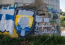 Граффити с шевроном "Азова" на мосту во Владимире. Фото: zebra-tv.ru