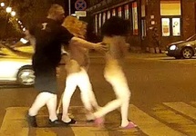Вячеслав Дацик ведет голых проституток в полицию. Фото: fontanka.ru