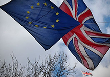 Флаги Великобритании и Евросоюза. Фото: world-topnews.com