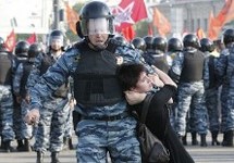 Омоновец Антон Сутормин задерживает Александру Духанину. Фото Рустема Адагамова