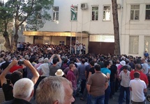 Протестующие у здания МВД Абхазии. Фото: apsnypress.info
