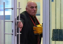 Арам Петросян в отделении "Ситибанка" на Большой Никитской. Фото ТАСС