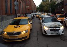 Акция таксистов у штаб-квартиры "Яндекса". Фото: tvrain.ru