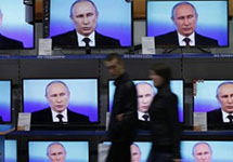 Путин на экране телевизора. Фото: glavred.info