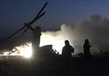 Боевики ИГ у сгоревшего российского вертолета. Фото: @WarNews24_7 