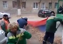 Волгоград: уборка листвы в российский триколор. Кадр видео с youtube-канала Ren Tv